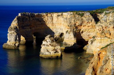 Praia Marinha: des arches et rochers au bout de la plage
