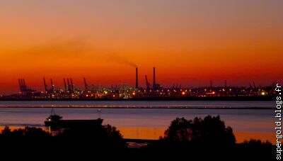 le port du Havre après le coucher du soleil