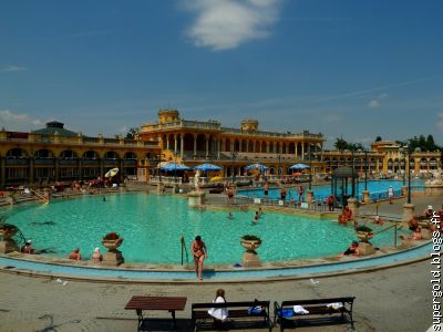 les Bains Szecheny : bains baroques du 19 siècle; 12 piscines