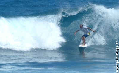 le plaisir du surf dans les vagues de l'Atlantique
