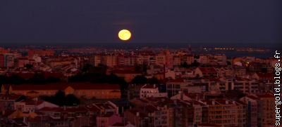 lever de lune sur Lisbonne