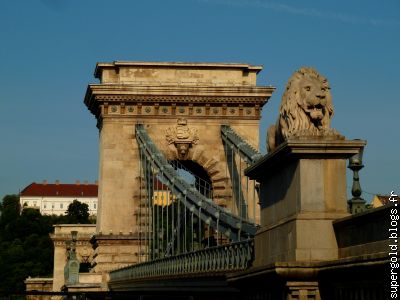 le Pont des Chaînes, l'un des plus beaux d'Europe