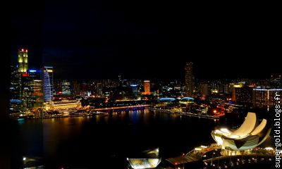 Singapour la nuit, vue de la piscine; le lotus à droite: un musée