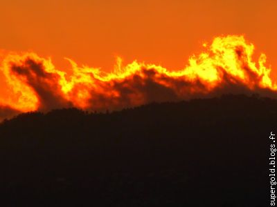 éruption volcanique ????    nuage au coucher du soleil !