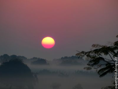 lever du soleil dans le brouillard