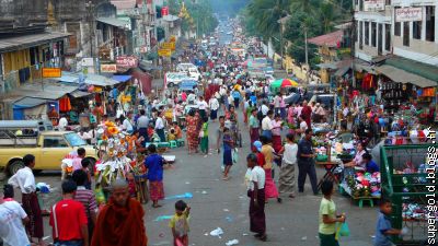 Rue animée à Rangoon