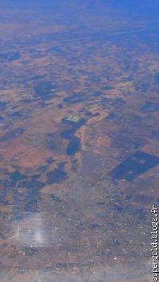 Marrakech: à droite, jardin de la Ménara; en bas, la médina