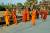 moines à l'entrée du temple (orange:khmers; marron:birmans)
