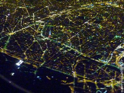 au centre, en rouge et bleu: la tour Eiffel; à gauche: l'Etoile