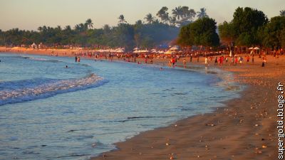 plage animée au coucher du soleil