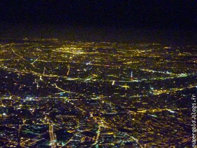 vue d'avion:au centre droit: la tour Eiffel